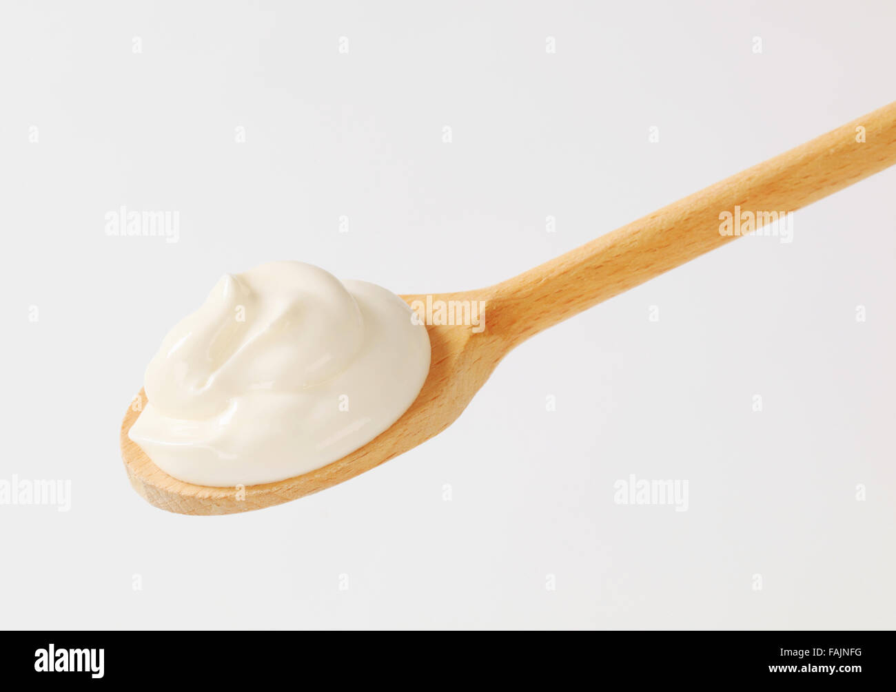 Crème fraiche su un cucchiaio di legno Foto Stock