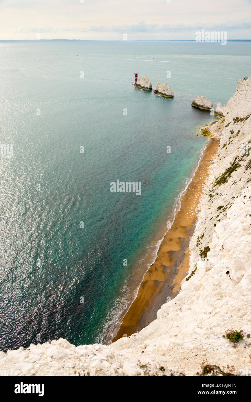 Una vista di aghi chalk formazioni rocciose sulla isola di Wight REGNO UNITO Foto Stock