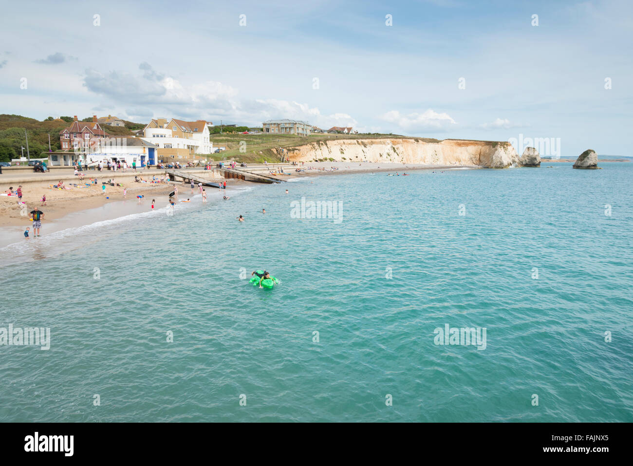 La spiaggia e le scogliere a Freshwater Bay Isle of Wight REGNO UNITO Foto Stock