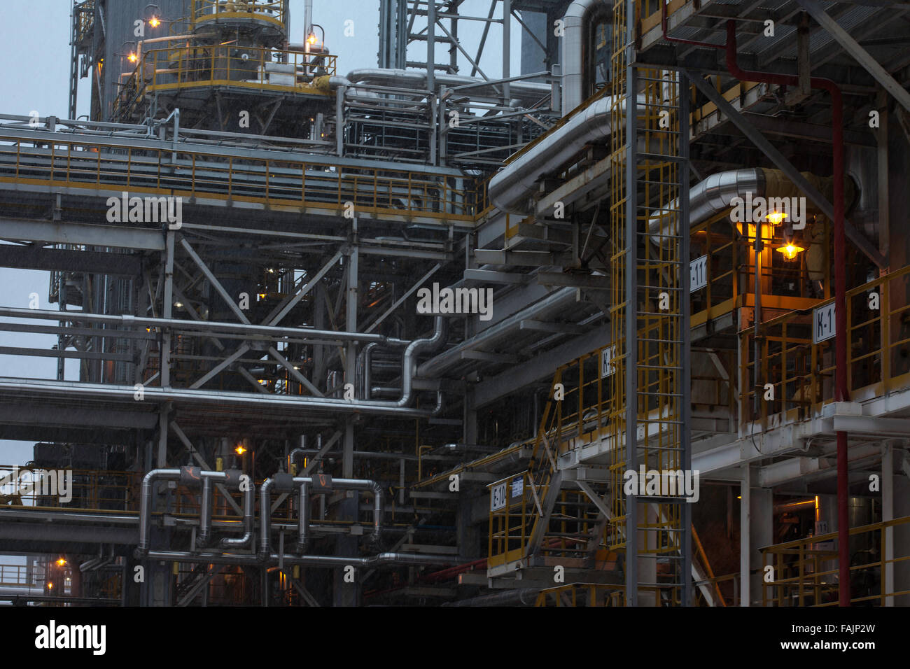 La costruzione industriale. La produzione di carburante impianto petrolchimico, di raffinazione Foto Stock