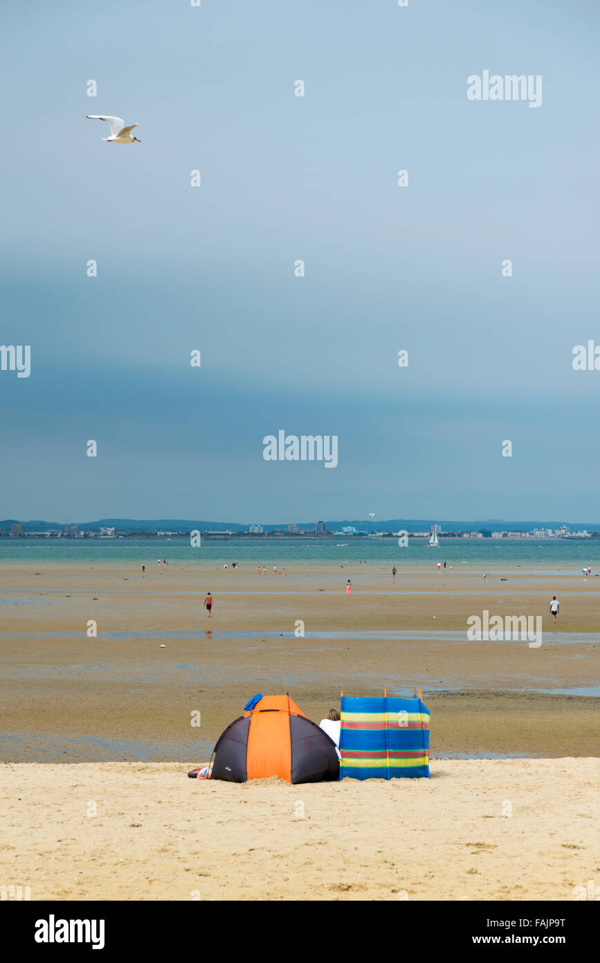 Una spiaggia rifugio sulle sabbie a bassa marea a Ryde Isle of Wight REGNO UNITO su un nuvoloso giorno. I turisti britannici Foto Stock
