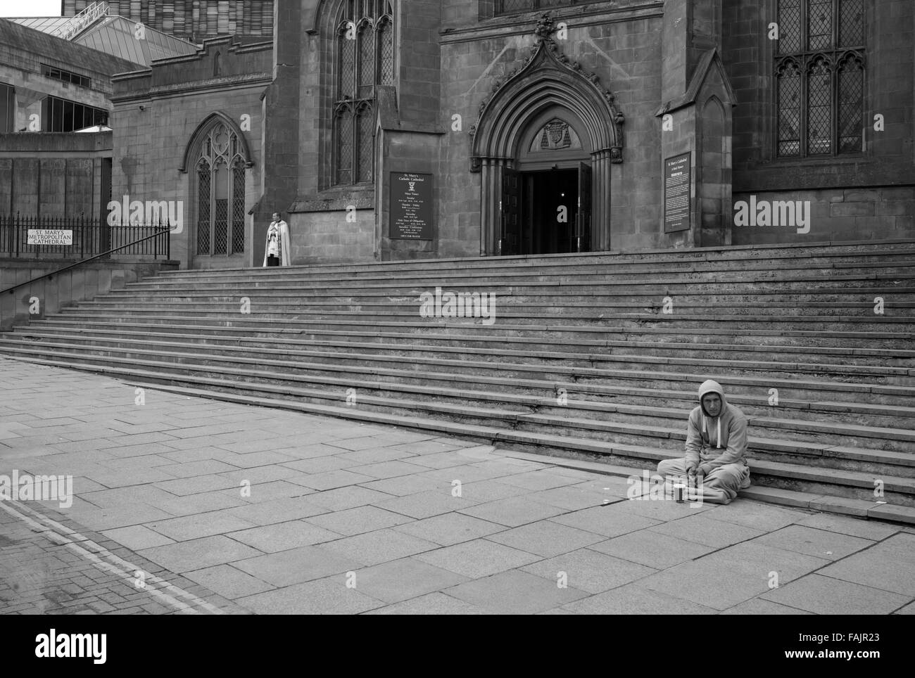 La persona senza dimora fuori la Cattedrale di St Mary, Edimburgo Foto Stock