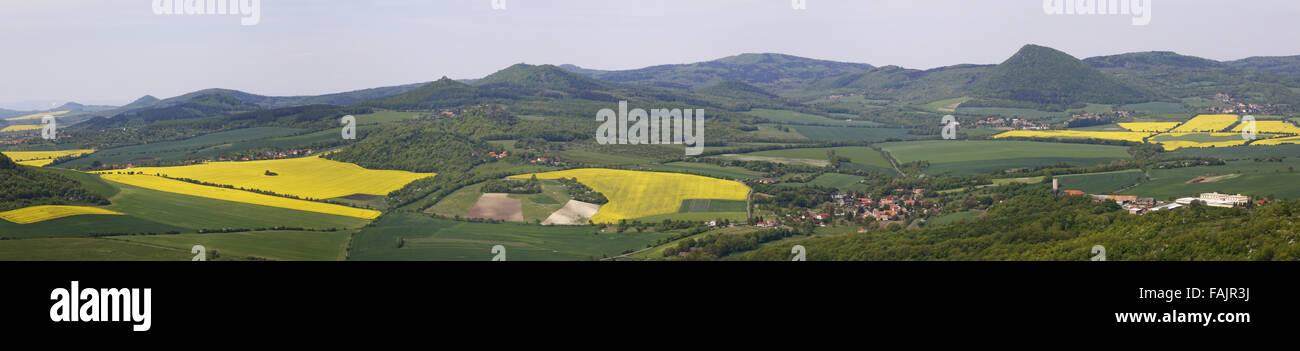 Panorama - vista sul paesaggio protetto area centrale ceca montagne dalla cima della collina kostalov Foto Stock