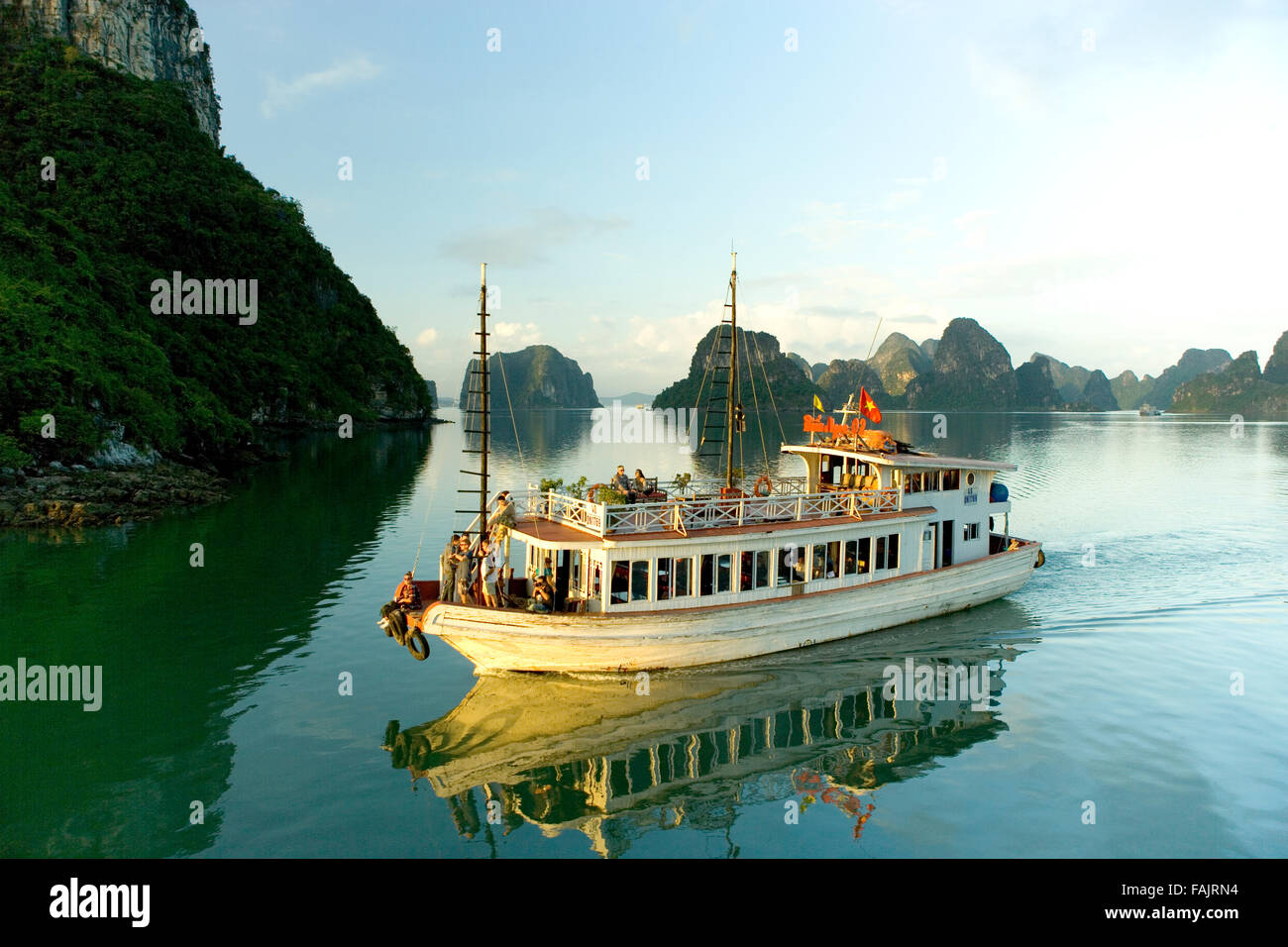 Crociera turistica barca sulle acque della baia di Halong, Vietnam Foto Stock