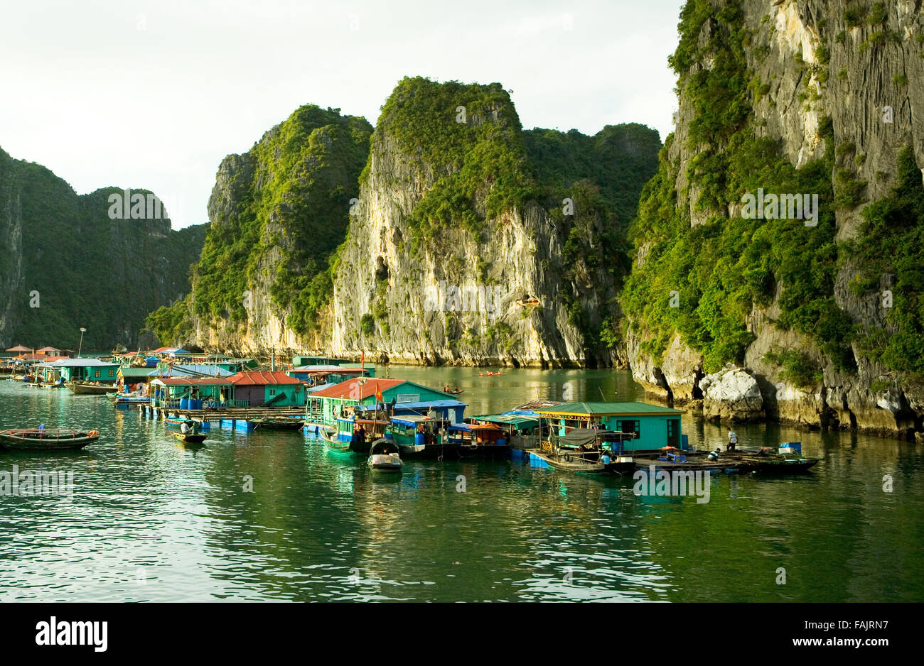 Floating villaggio di pescatori tra le isole del Carso in Halong Bay Foto Stock