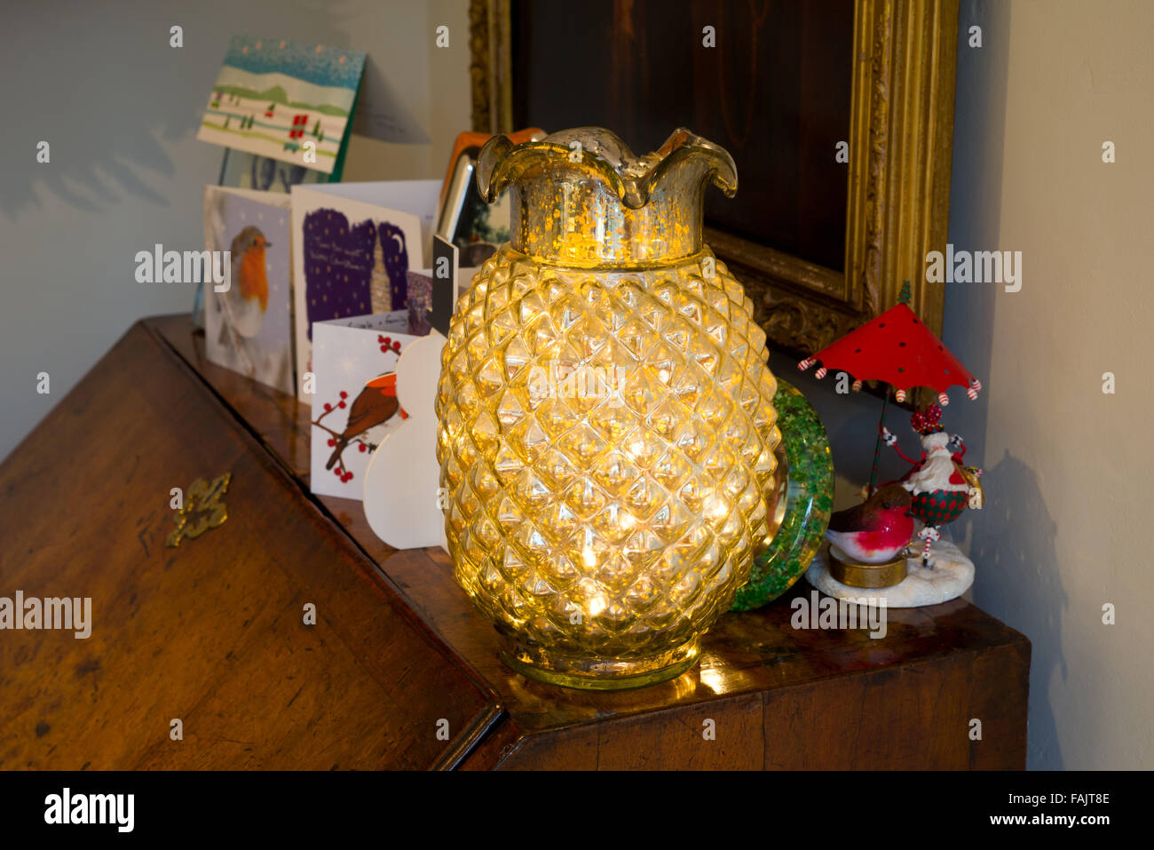 Le decorazioni di Natale. Antica scrivania con carte di Natale e illuminato in vaso. Foto Stock