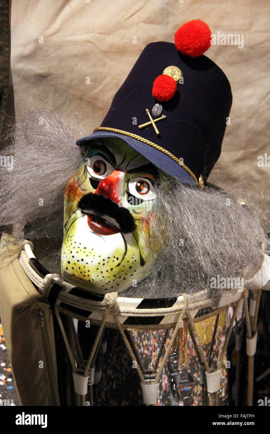 Un unico Carnevale di Basilea maschera che mostra e vecchio stile uomo di fanteria sulla parte superiore di un tamburo rullante Foto Stock