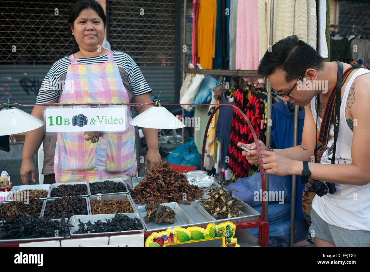 Gli insetti per mangiare in una bancarella di strada in Khao San Road. Bangkok, Thailandia, Asia Foto Stock