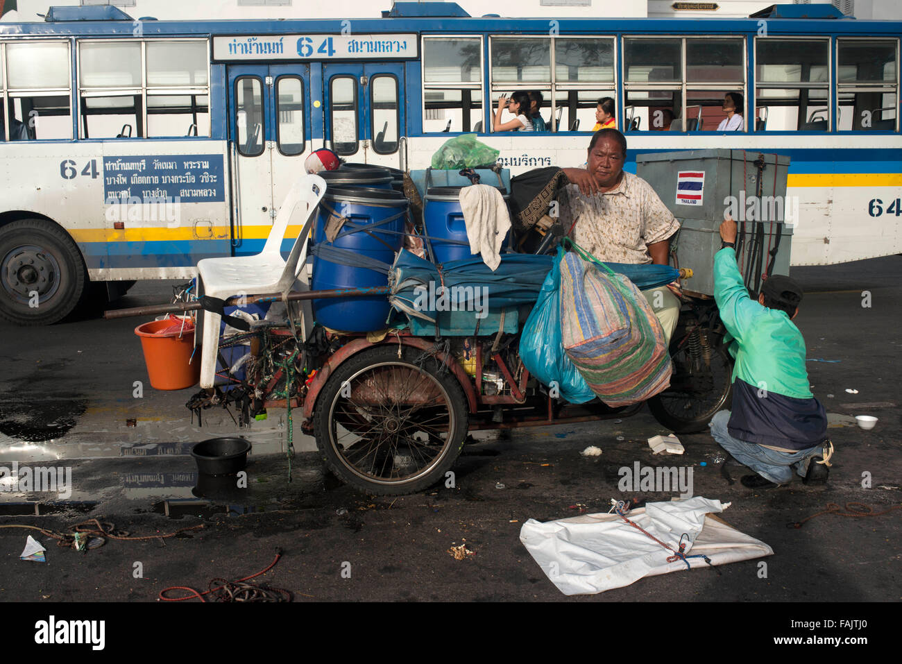 Garbage Collector, rifiuti sarà successivamente cercato elementi utili, Bangkok, Thailandia, Asia Foto Stock