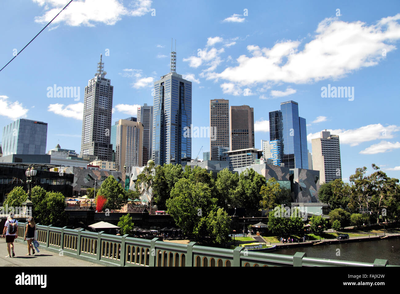 Downtown Melbourne, Victoria, Australia, visto da Princes ponte sul fiume Yarra. Foto Stock