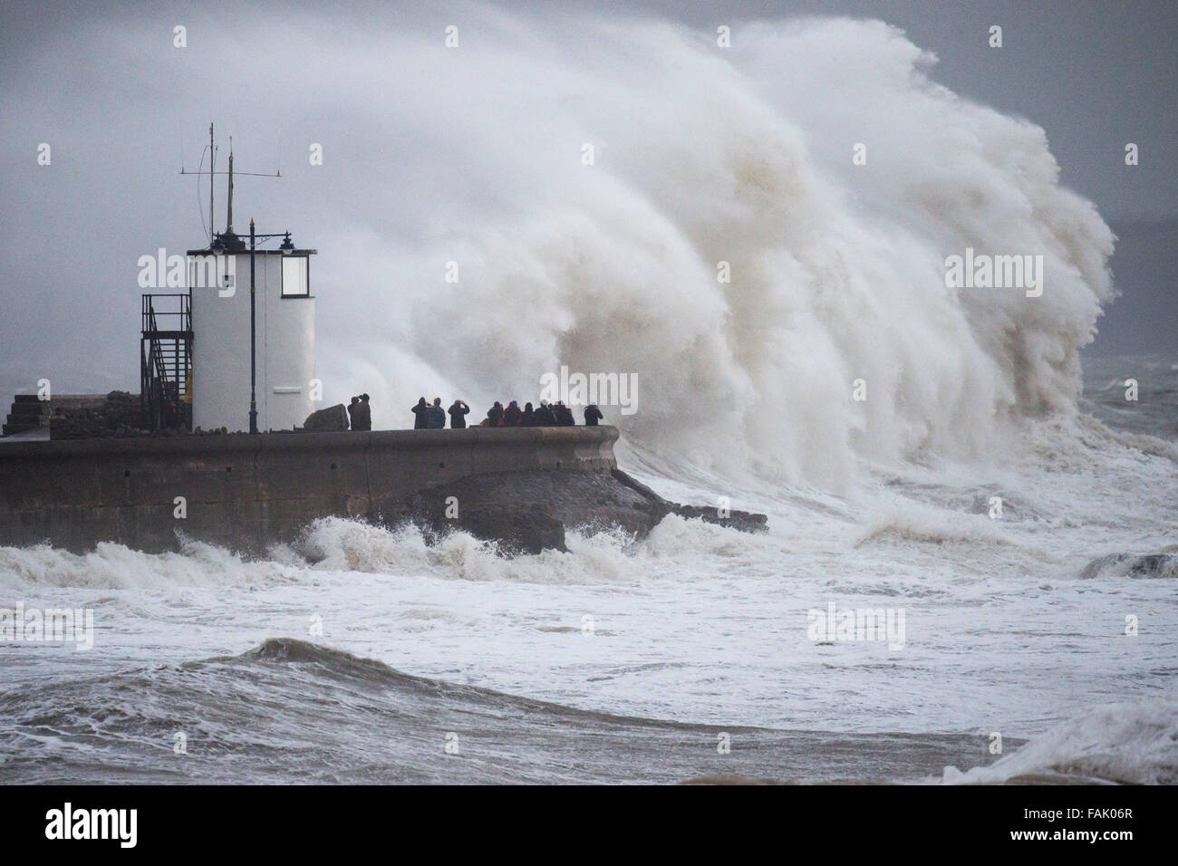 Onde colpire la parete del porto a Porthcawl, Galles, come tempesta Frank colpisce il Regno Unito. Forti piogge ha causato inondazioni in tutto il Regno Unito. Foto Stock