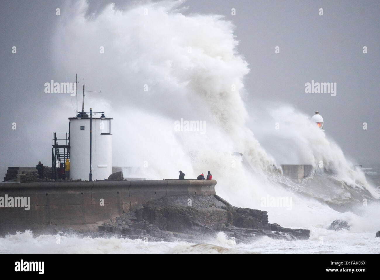Onde colpire la parete del porto a Porthcawl, Galles, come tempesta Frank colpisce il Regno Unito. Forti piogge ha causato inondazioni in tutto il Regno Unito. Foto Stock