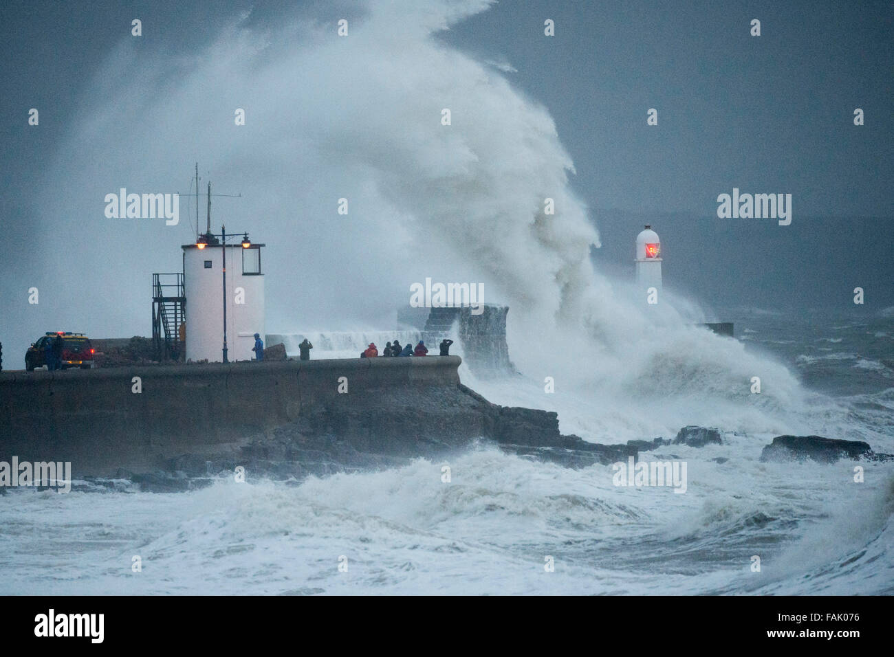 Onde colpire la parete del porto a Porthcawl, Galles, come tempesta Frank colpisce il Regno Unito. Forti piogge ha causato inondazioni in tutto il Regno Unito. Foto Stock