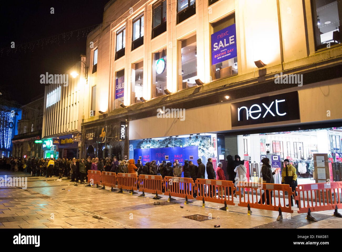Shoppers coda da 2am per la prossima Boxing Day vendite di Natale a Cardiff, nel Galles del Sud. Foto Stock