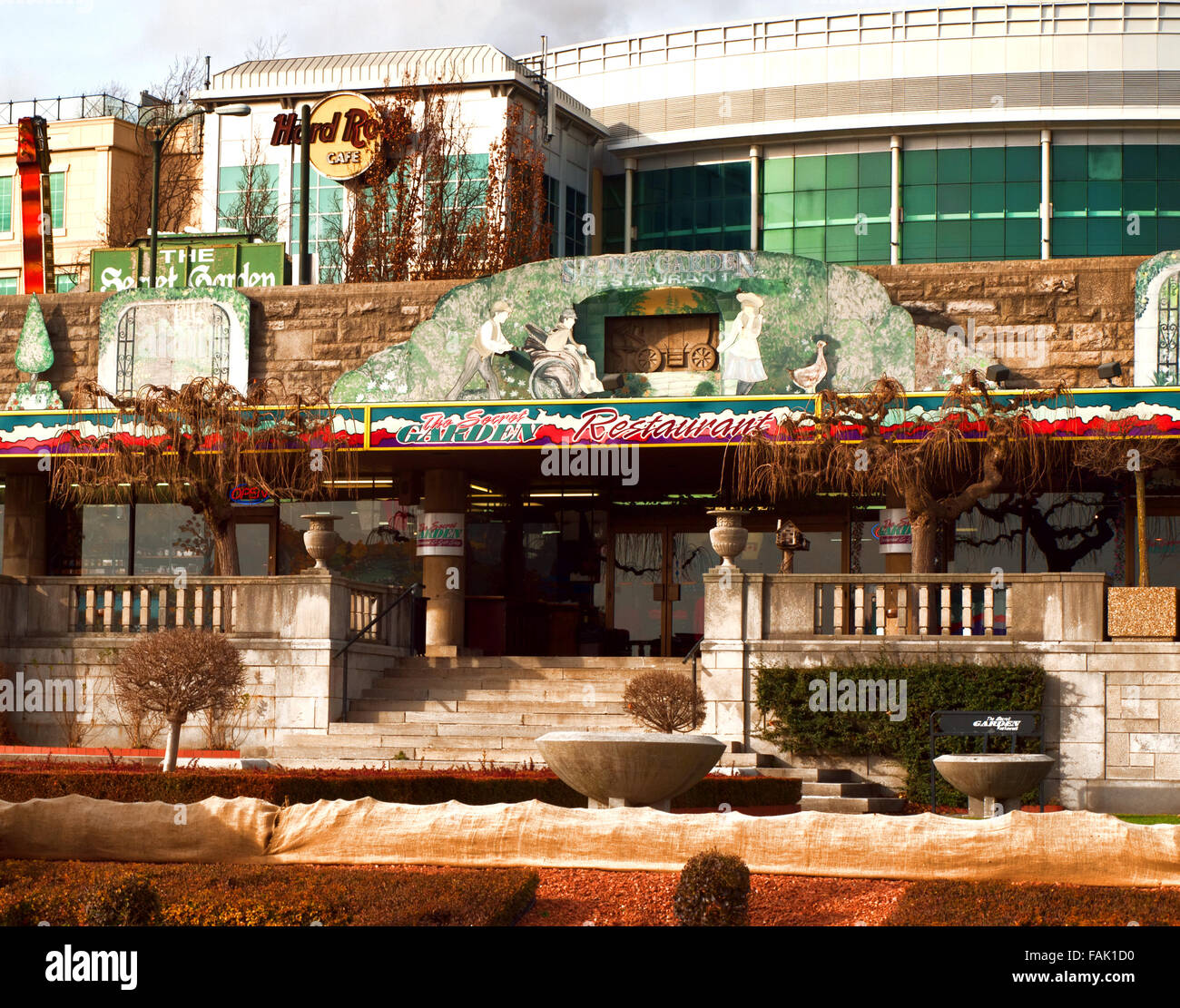 Il ristorante Secret Garden sul River Road nel centro cittadino di Niagara Falls City, Ontario, Canada in inverno Foto Stock