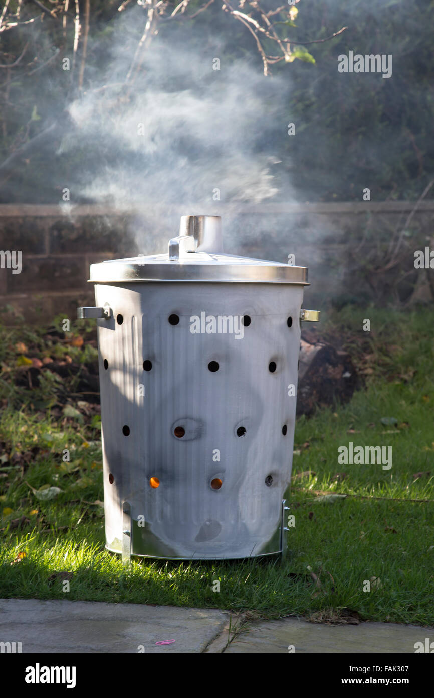 Giardino braciere inceneritore per bruciare domestici e rifiuti da giardino  in un ordinato ed efficiente Foto stock - Alamy