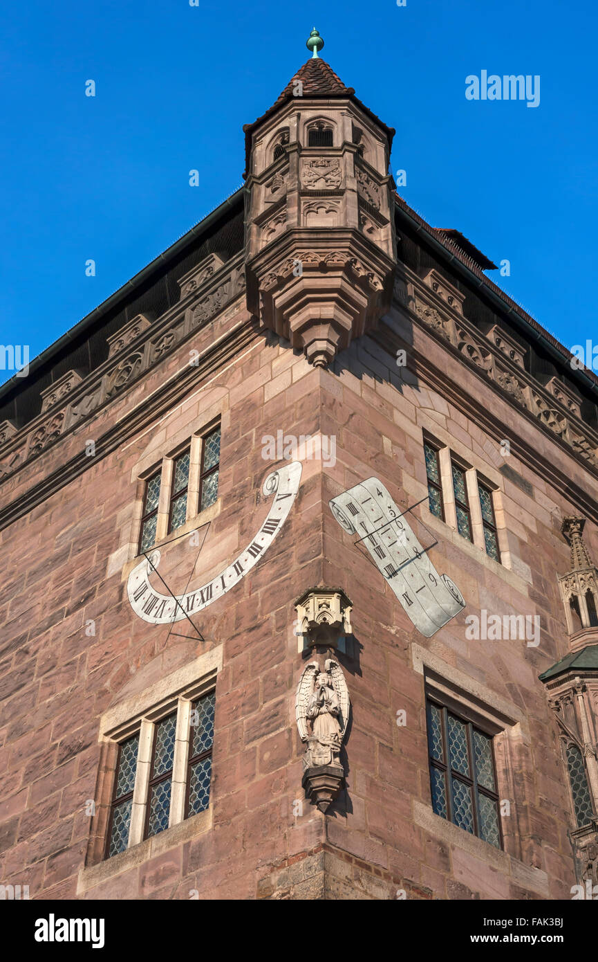 Oriel e meridiane a Nassauer Haus, torre romanica house, Norimberga, Media Franconia, Baviera, Germania Foto Stock