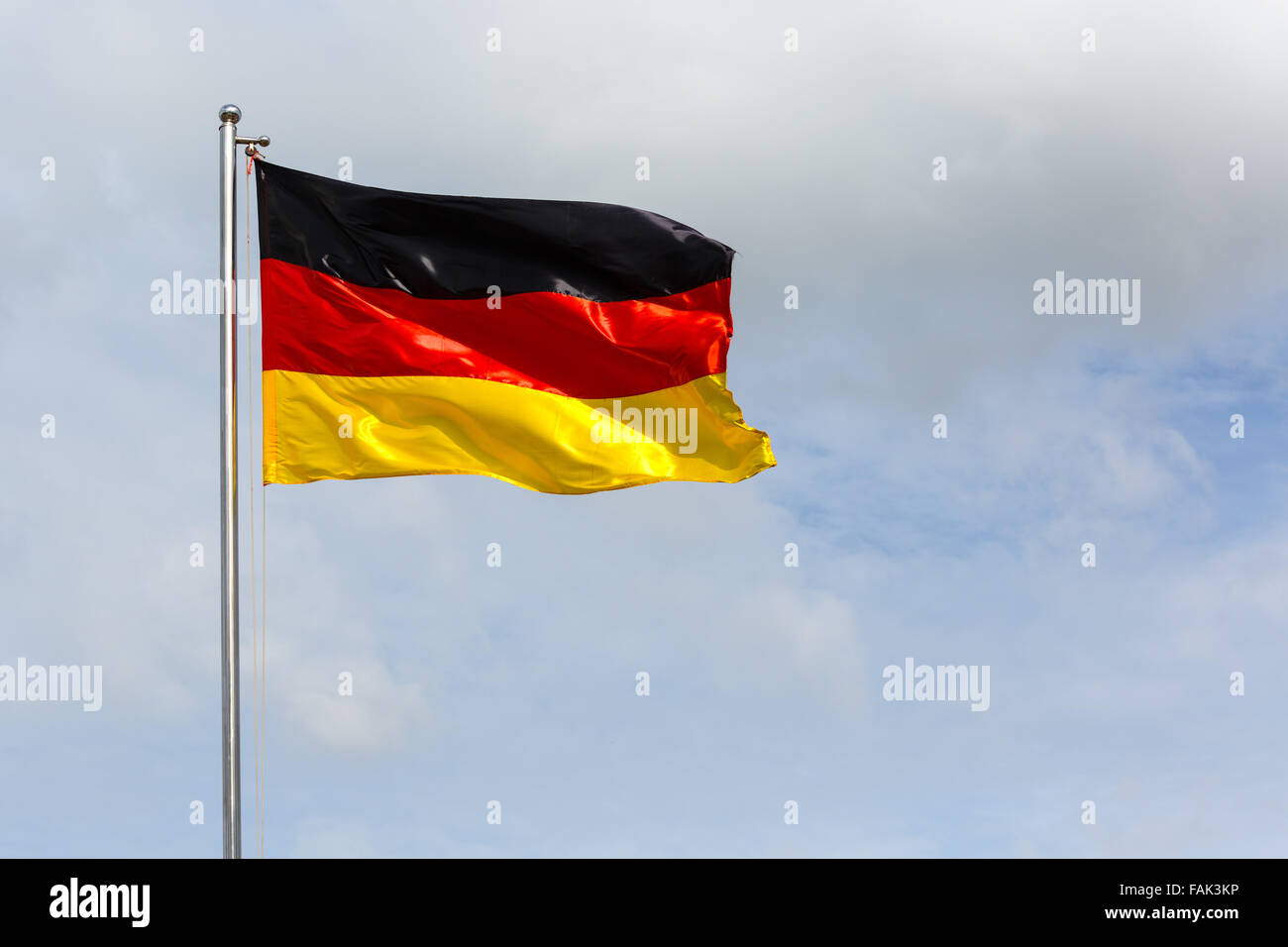 Bandiera tedesca sventolare nel vento Foto Stock