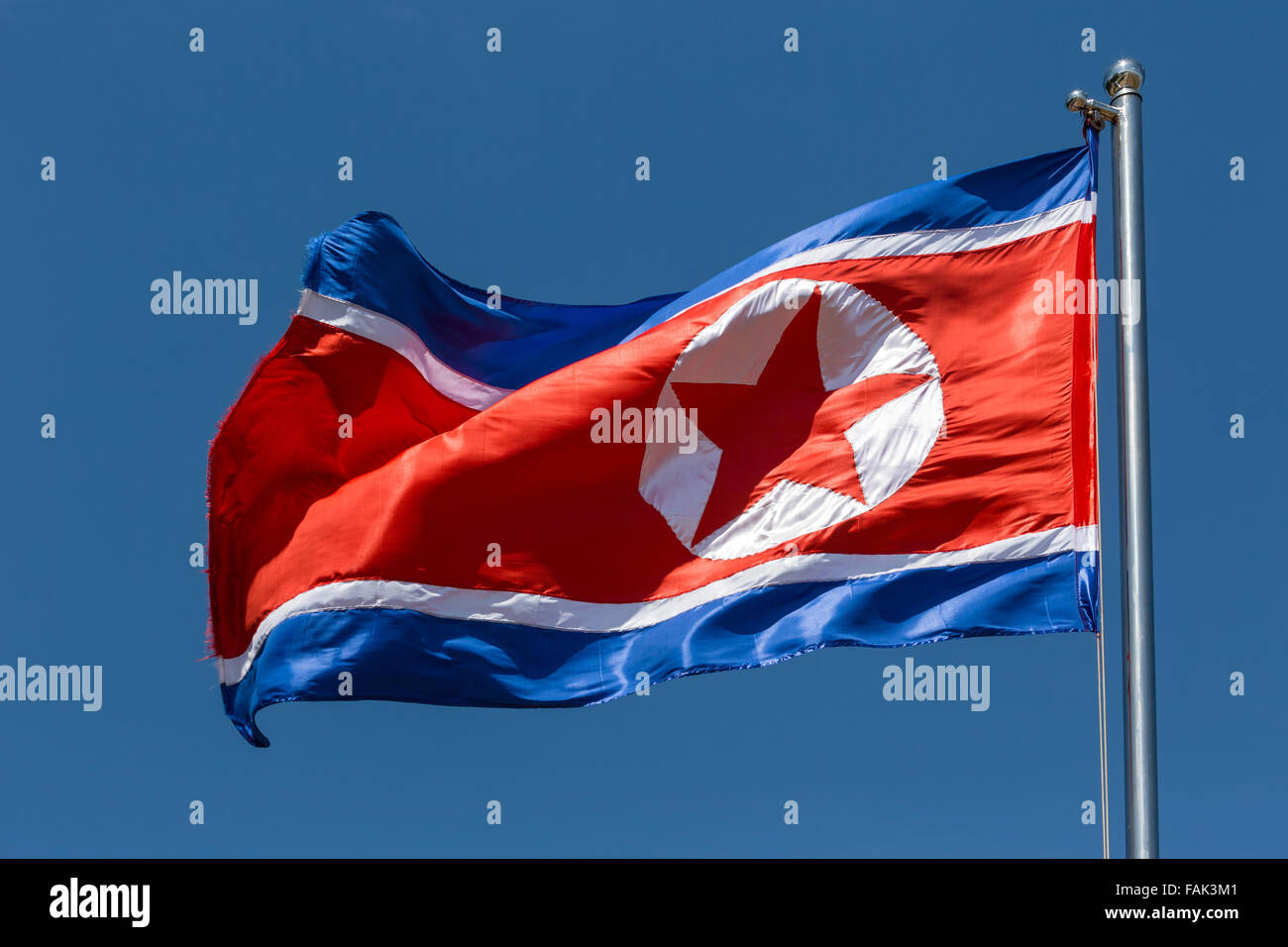La Corea del Nord bandiera al vento, cielo blu Foto Stock