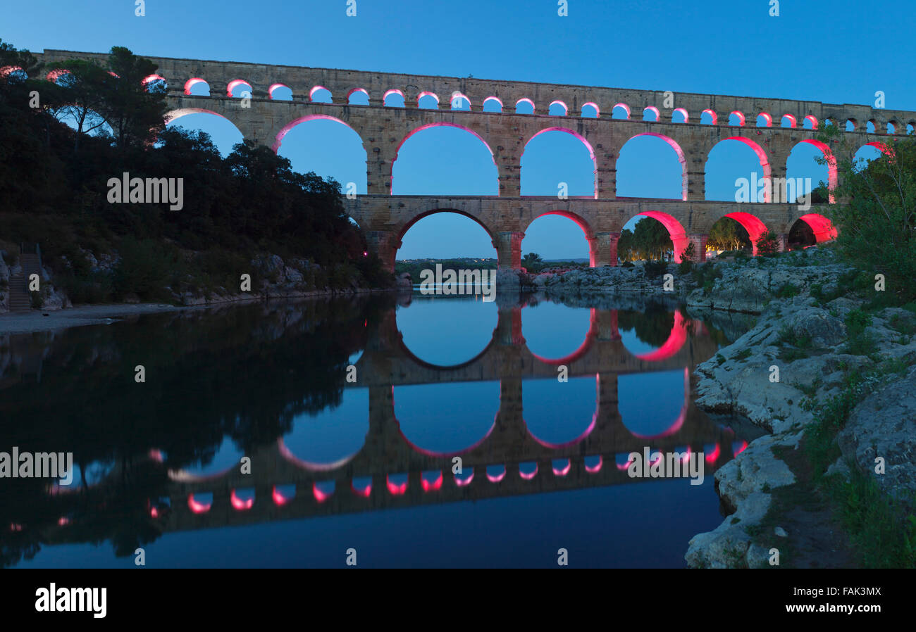 Pont du Gard al crepuscolo, acquedotto romano, Sito Patrimonio Mondiale dell'UNESCO, fiume Gard, Languedoc-Roussillon, Francia Foto Stock