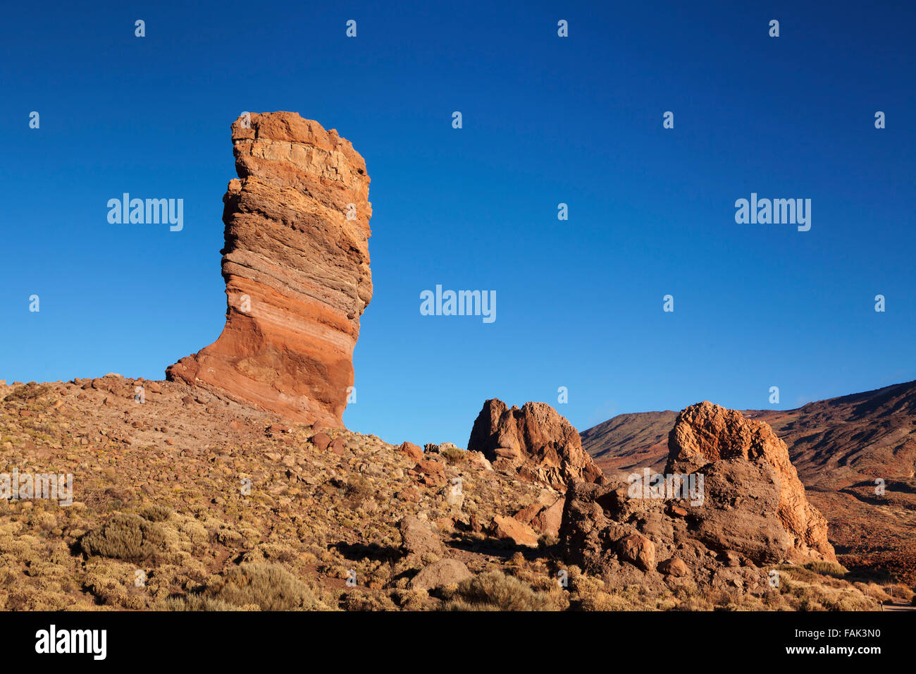 Roque Cinchado rock ago, Roques de Garcia nella caldera de Las Canadas, Parco Nazionale del Teide, Patrimonio Mondiale dell UNESCO Foto Stock