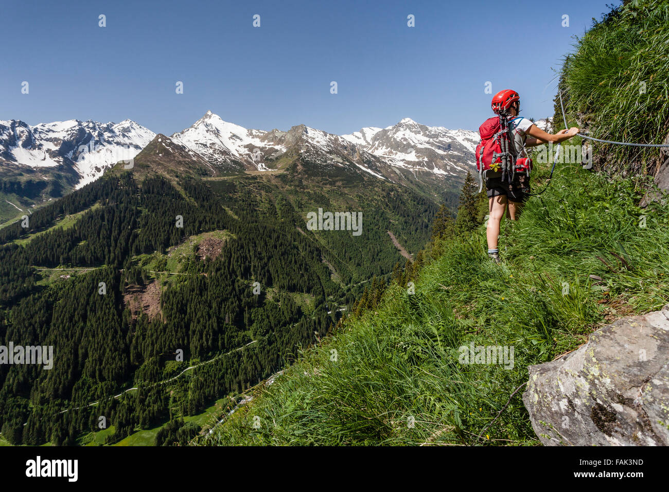 Alpinista scalata alla Lampskopf, Via Ferrata in Pflersch ai piedi del Tribulaun, meteo Spitz Foto Stock