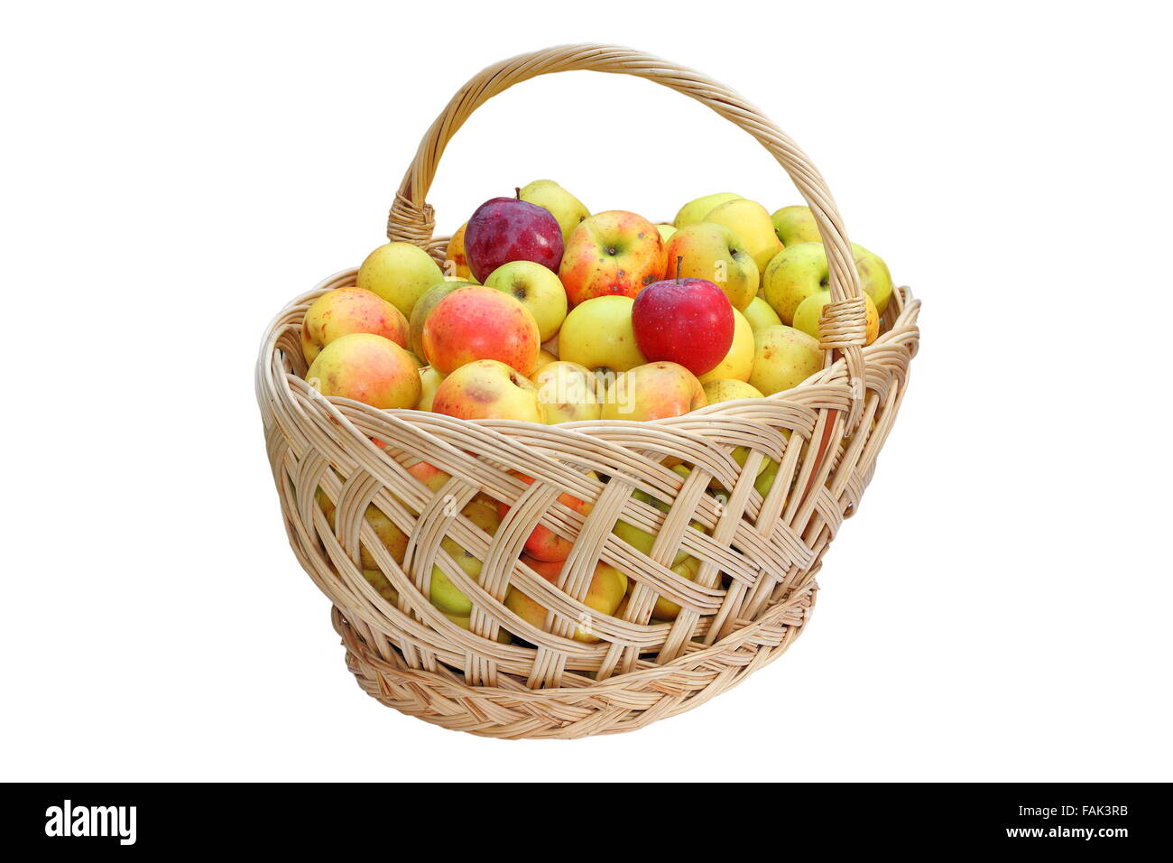 Trellis tradizionale cesto pieno di mele bio isolamento su sfondo bianco Foto Stock
