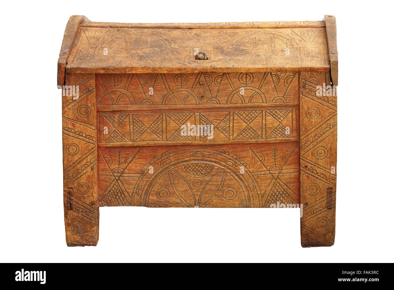 Tradizionale forziere dote fatta di legno di quercia isolati su sfondo bianco Foto Stock