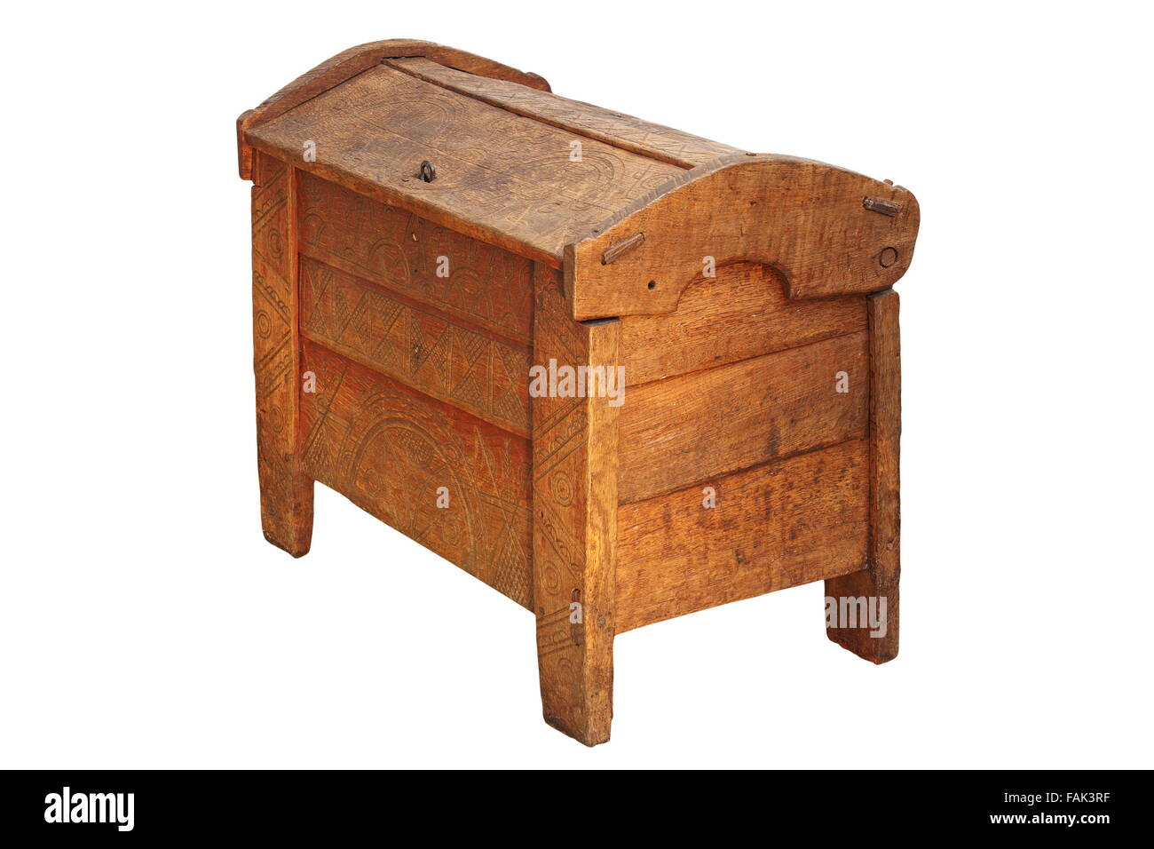 Dote tradizionale cofano isolato su sfondo bianco, realizzato in legno di quercia Foto Stock