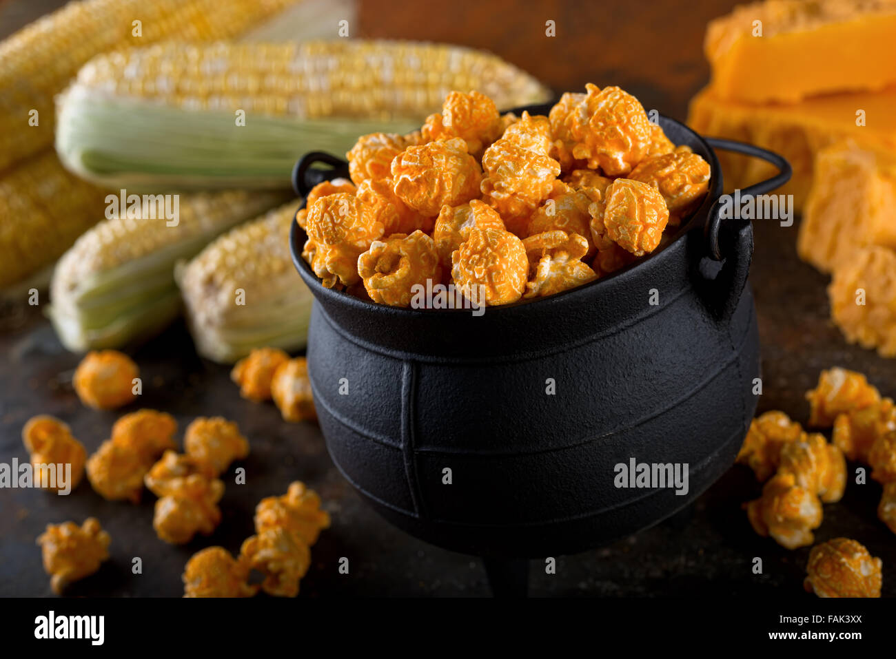 Deliziosa casa formaggio cheddar bollitore popcorn di mais. Foto Stock