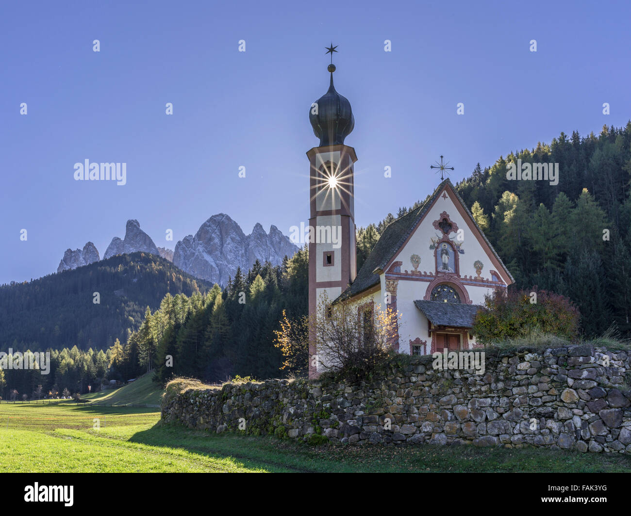 Cappella di San Giovanni con Odle, Villnöß, Provincia dell'Alto Adige, Italia Foto Stock
