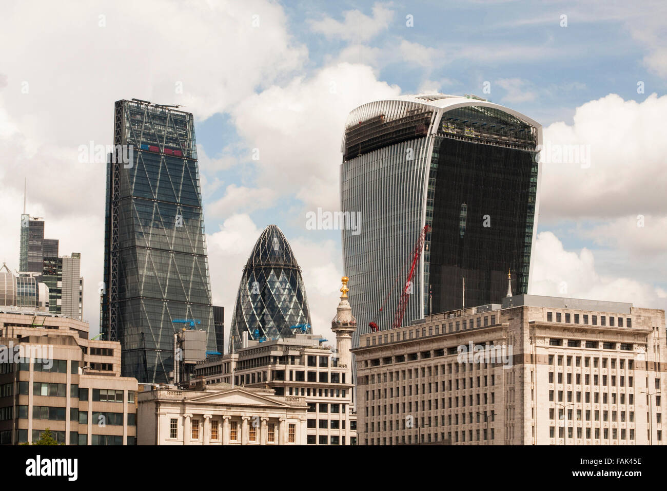 Una vista della skyline di Londra incluso il Gherkin,Cheesegrater e edifici WalkieTalkie Foto Stock