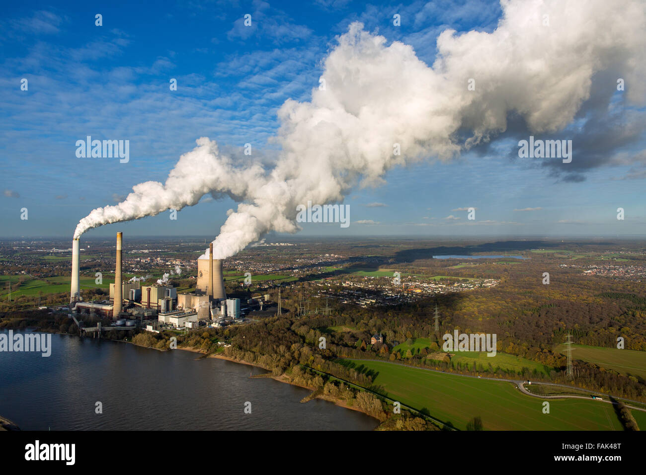 Kraftwerk Voerde centrali a carbone vegetale sul Reno, emissioni di fumo, fumaioli, torre di raffreddamento Voerde, distretto della Ruhr Foto Stock