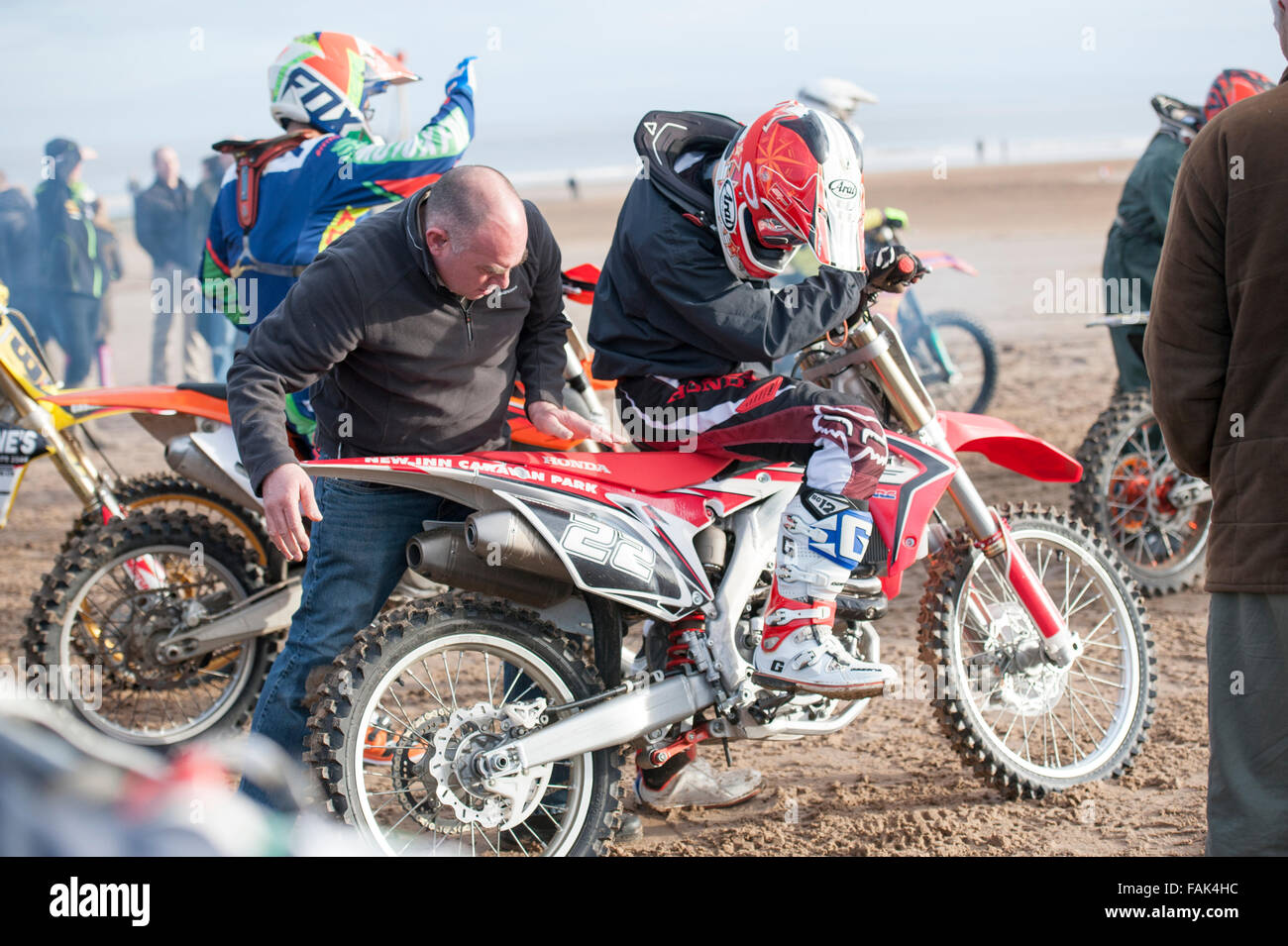 Mablethorpe, Lincoolnshire, UK. Il 27 dicembre 2015. Mablethorpe ciclo motore sabbia Racing Club gara le bici sulla spiaggia Foto Stock
