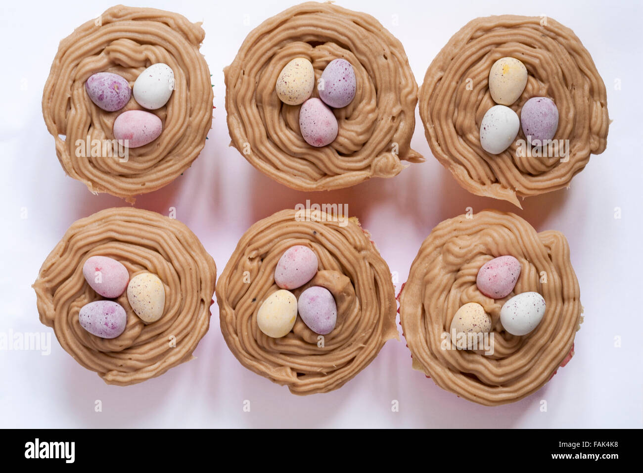 In casa uovo di cioccolato nest torte impostato su sfondo bianco Foto Stock