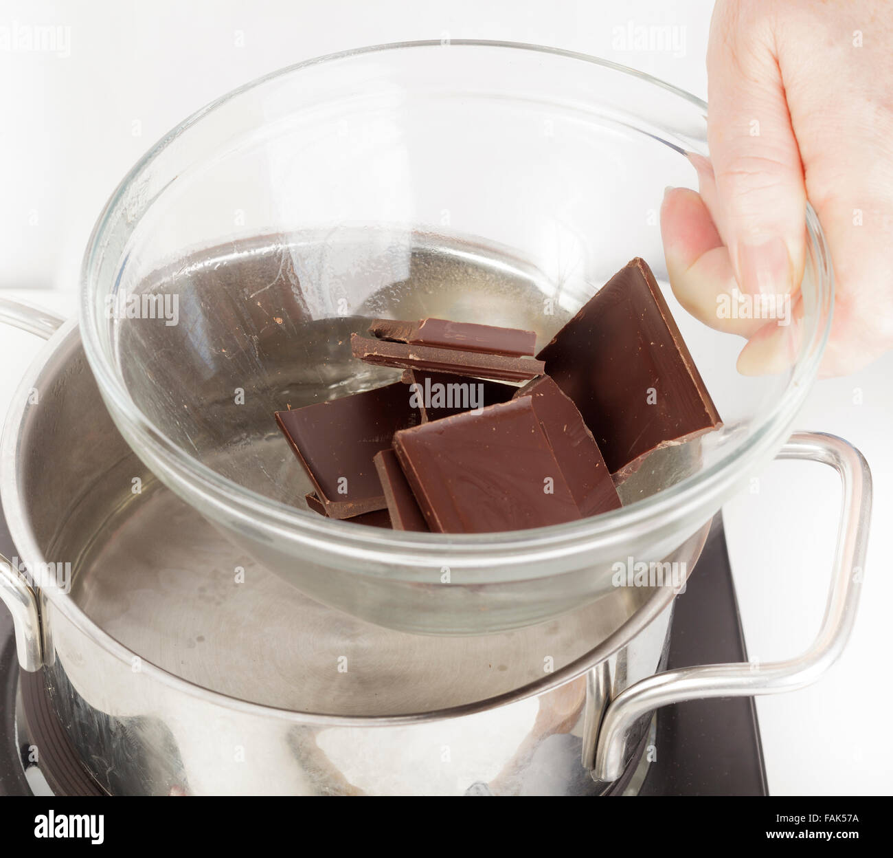 Mettere una ciotola di cioccolato sul fondo della padella di acqua per sciogliere a bagnomaria Foto Stock