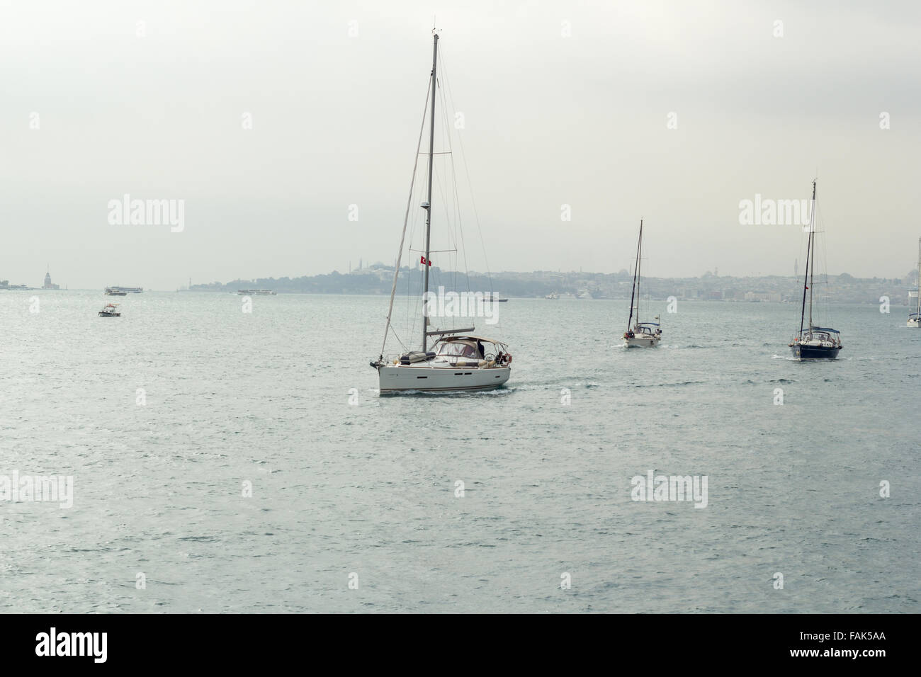 Navi sul Bosforo, in un vago giorno di autunno caldo Foto Stock