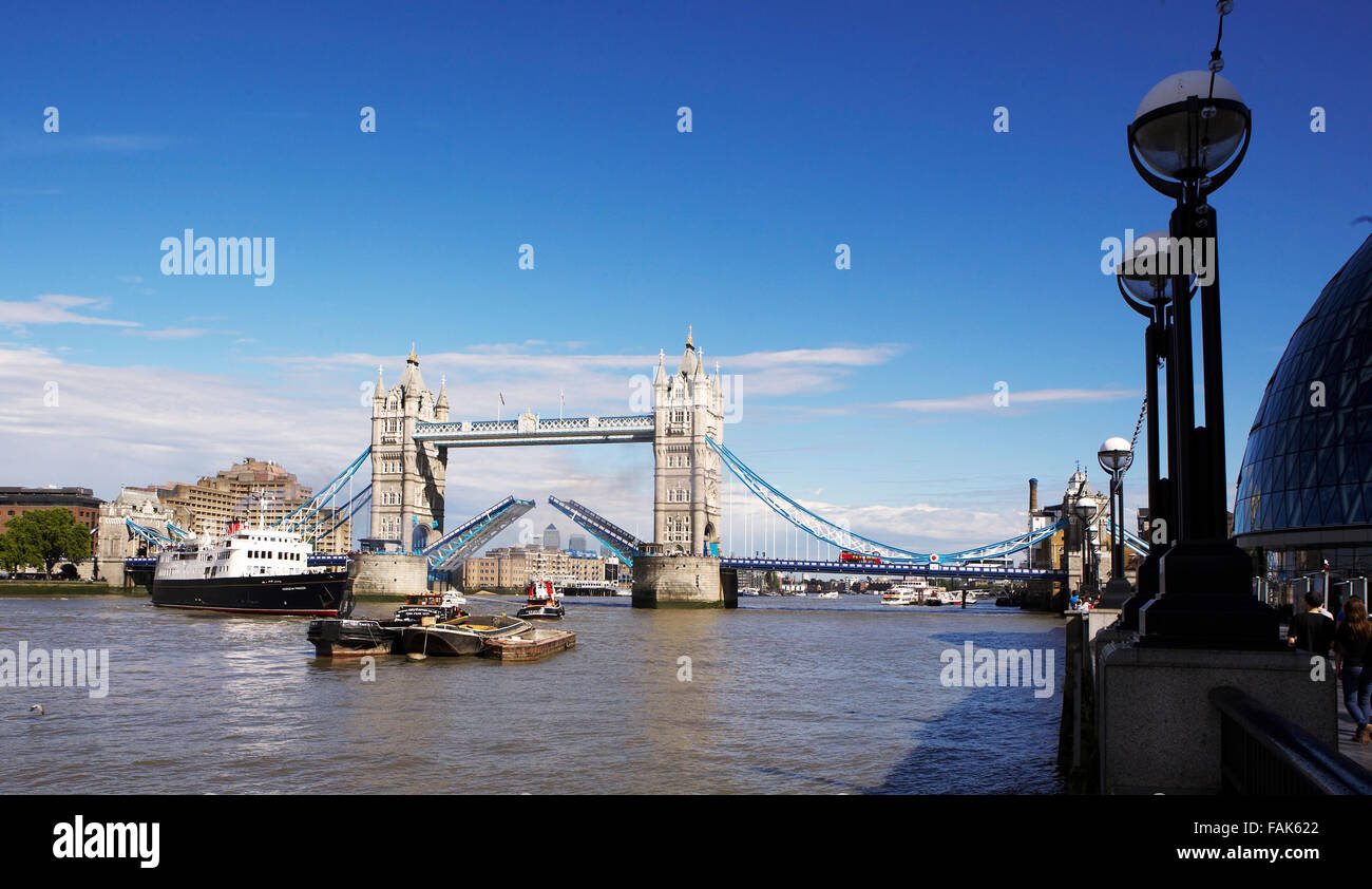 - Londra Inghilterra REGNO UNITO Tower Bridge aprirsi con una chiatta Thames nave passando attraverso il dispositivo HMS Belfast Foto Stock