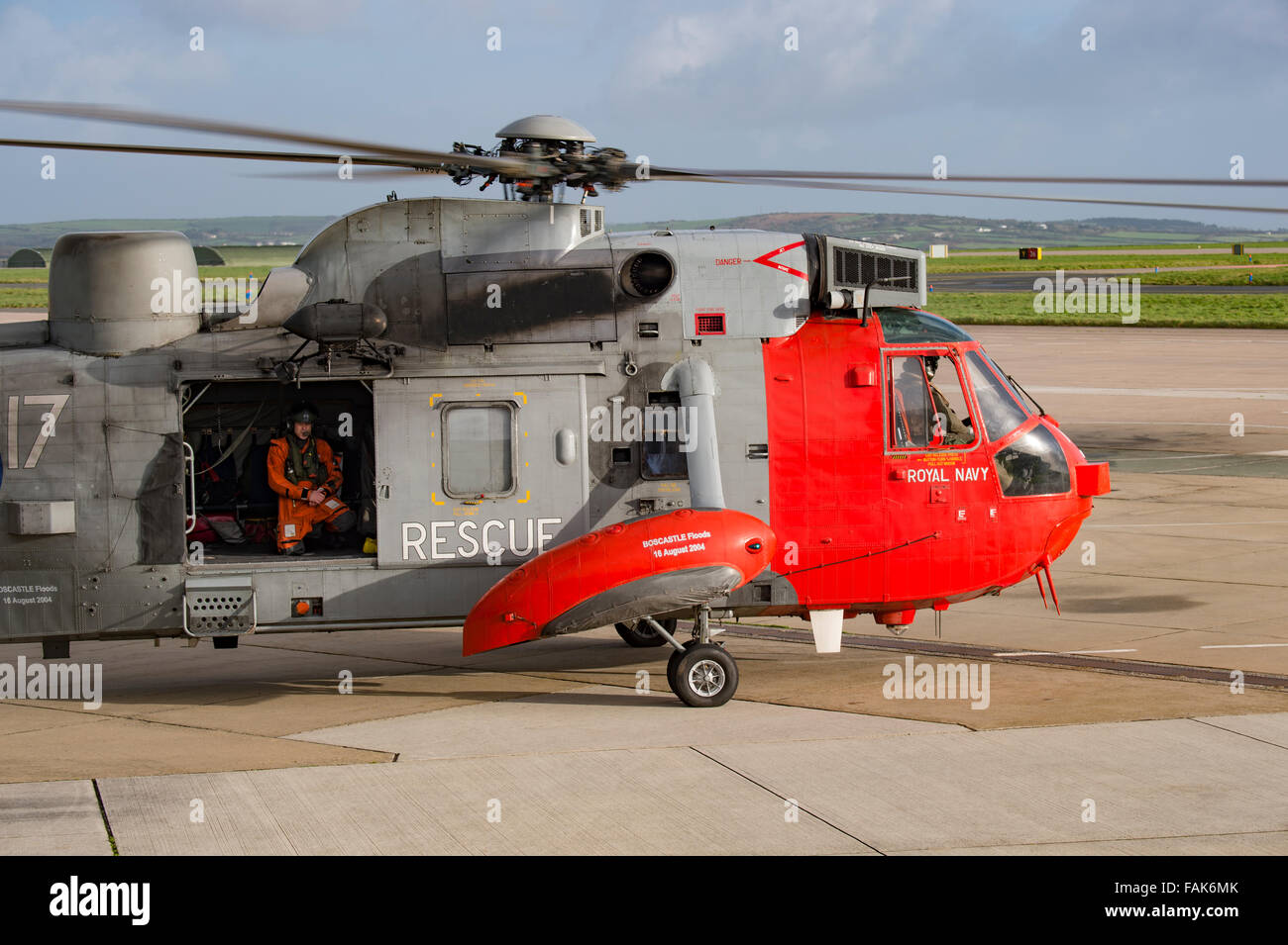 Royal Navy 771 Squadrone di ricerca e unità di salvataggio sulla loro giornata finale delle operazioni di ricerca e salvataggio. Foto Stock