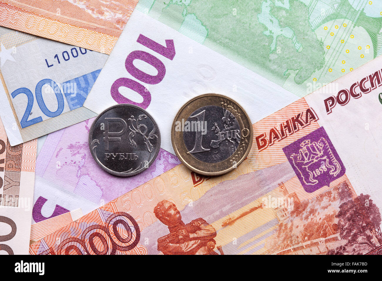 Ruble monete metalliche e delle banconote in euro da vicino Foto Stock