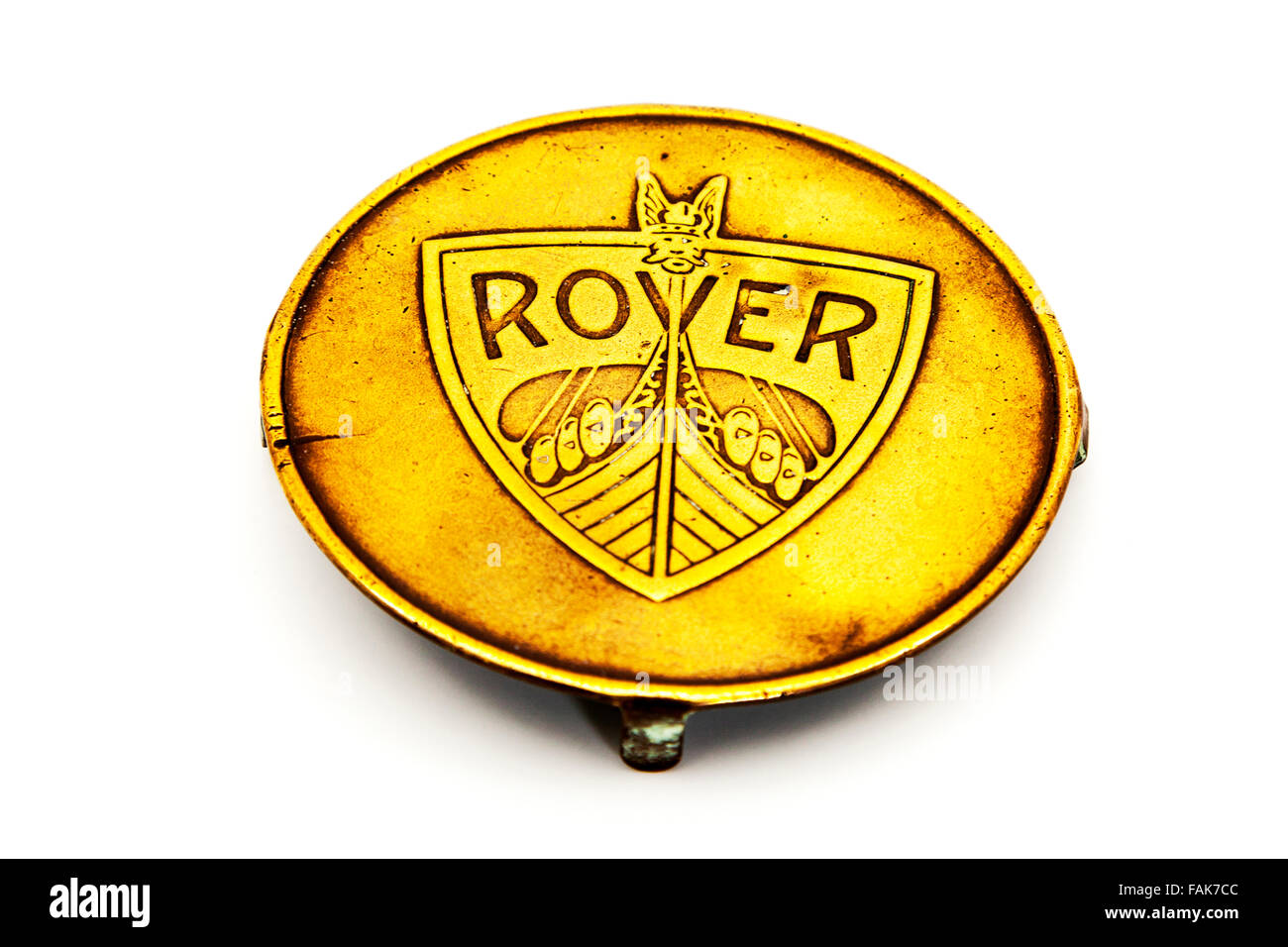 Rover Automobile Veicolo in ottone il cappuccio del mozzo di antiquariato di esclusione di un vecchio tagliare lo sfondo bianco isolato di spazio di copia Foto Stock