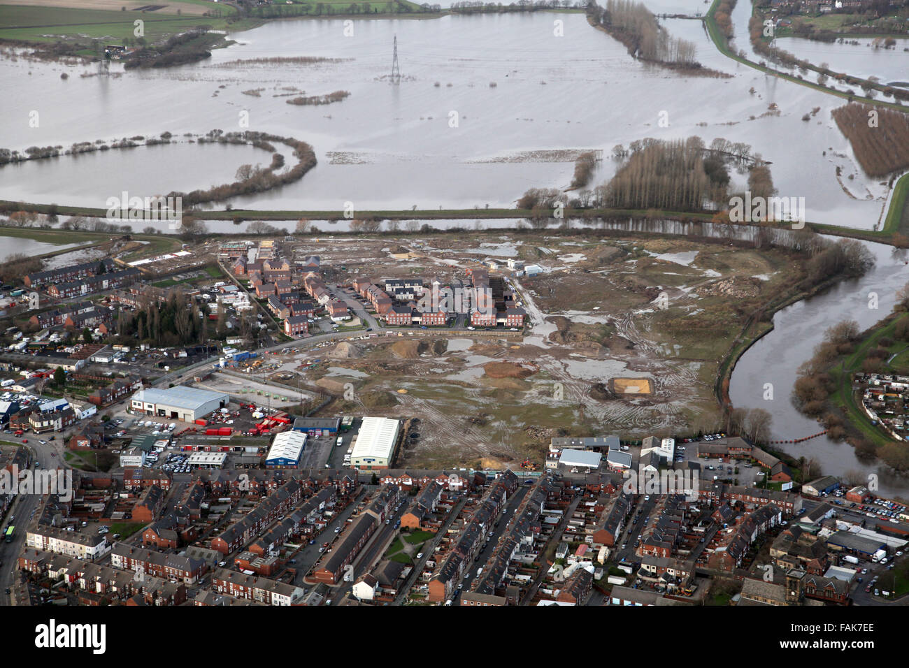 Veduta aerea della casa di un edificio sito in Castleford, West Yorkshire vicino ad essere allagata Foto Stock