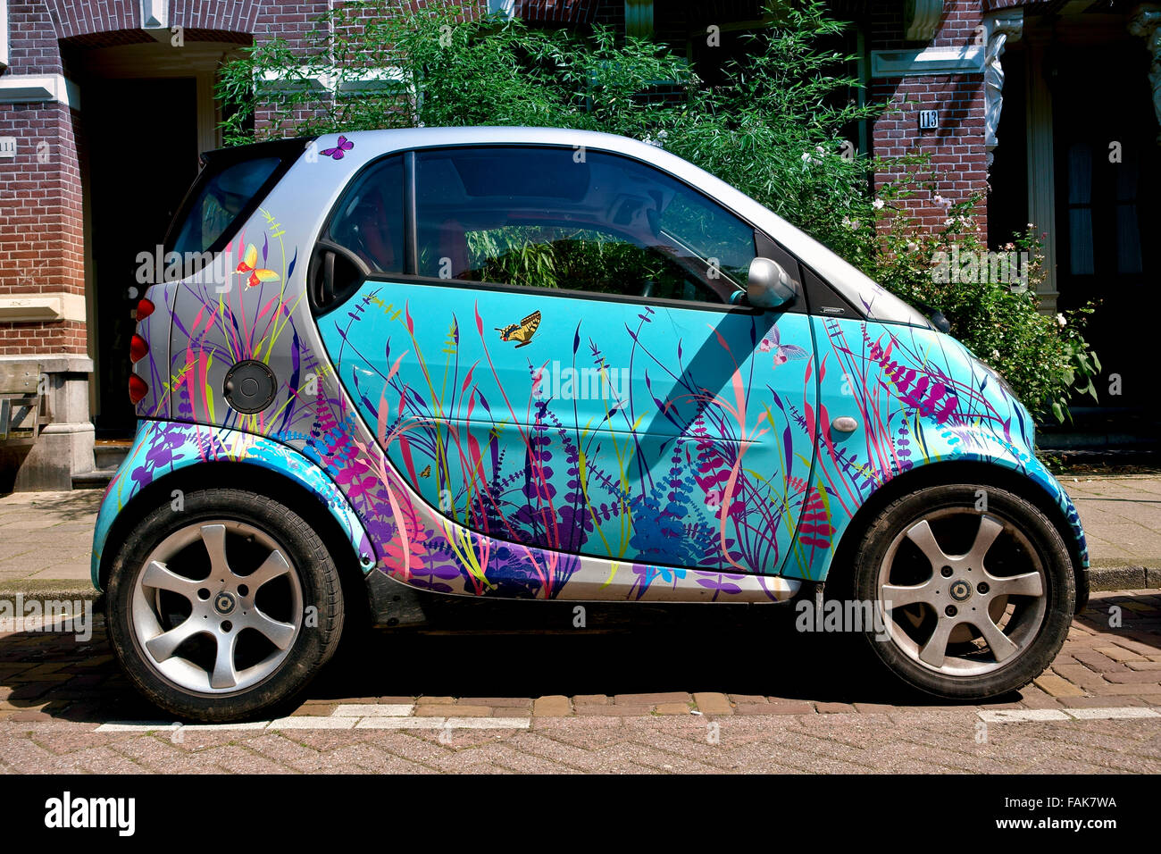 Un'auto Smart personalizzata, parcheggiata in strada, Amsterdam, Olanda, Paesi Bassi, Europa, Unione europea, UE. Foto Stock