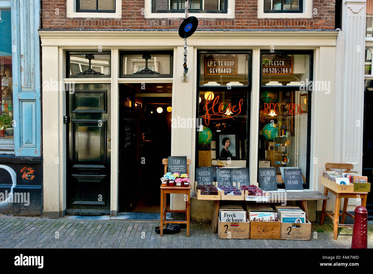 Shopping. Vintage record, negozio di marmellate e frutta, esterni, negozio porta, Amsterdam centrale Olanda, Paesi Bassi, Europa, Unione europea, UE. Foto Stock