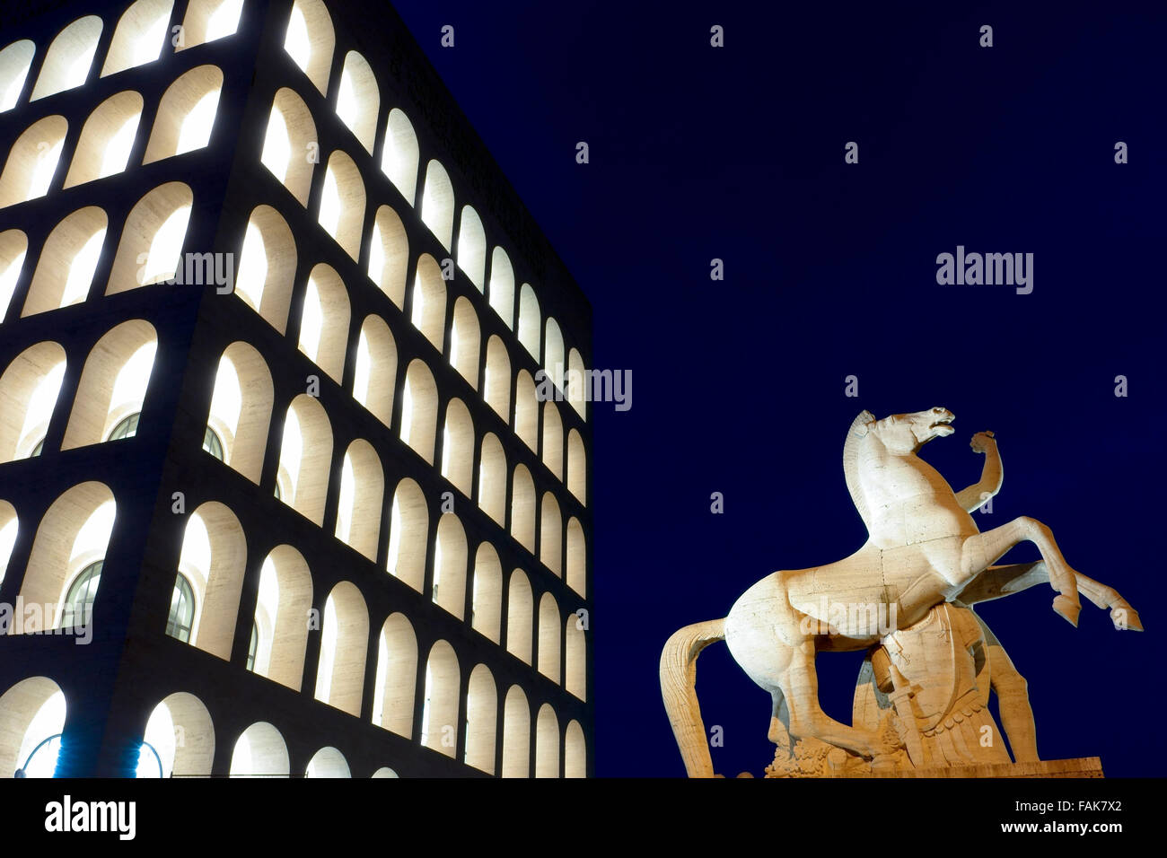 Piazza Colosseo, Colosseo quadrato, recentemente restaurato, simbolo dell'architettura fascista, di notte. Attualmente sede centrale della Fendi Company. EUR, Roma, Italia UE Foto Stock
