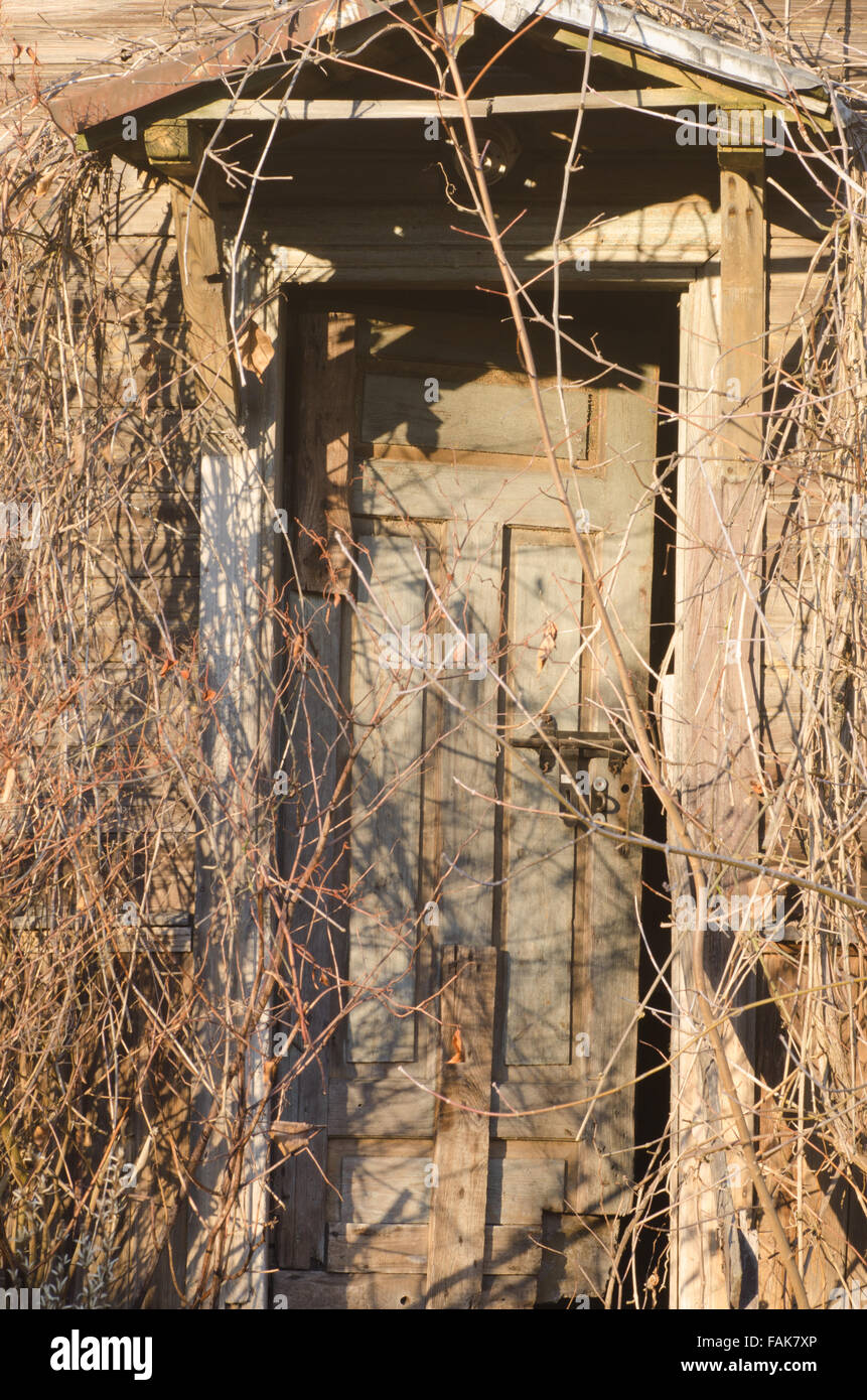 Vecchio legno anteriore porta in casa abbandonata Foto Stock
