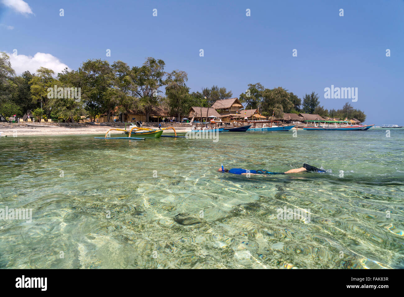 Snorkeling vicino alla spiaggia sulla piccola isola Gili Air, Lombok, Indonesia, Asia Foto Stock