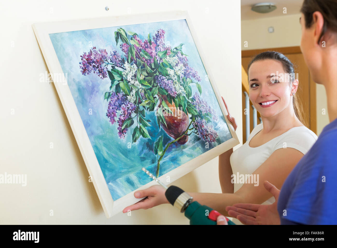 Il giovane e la ragazza felice appeso art picture nel telaio Foto Stock