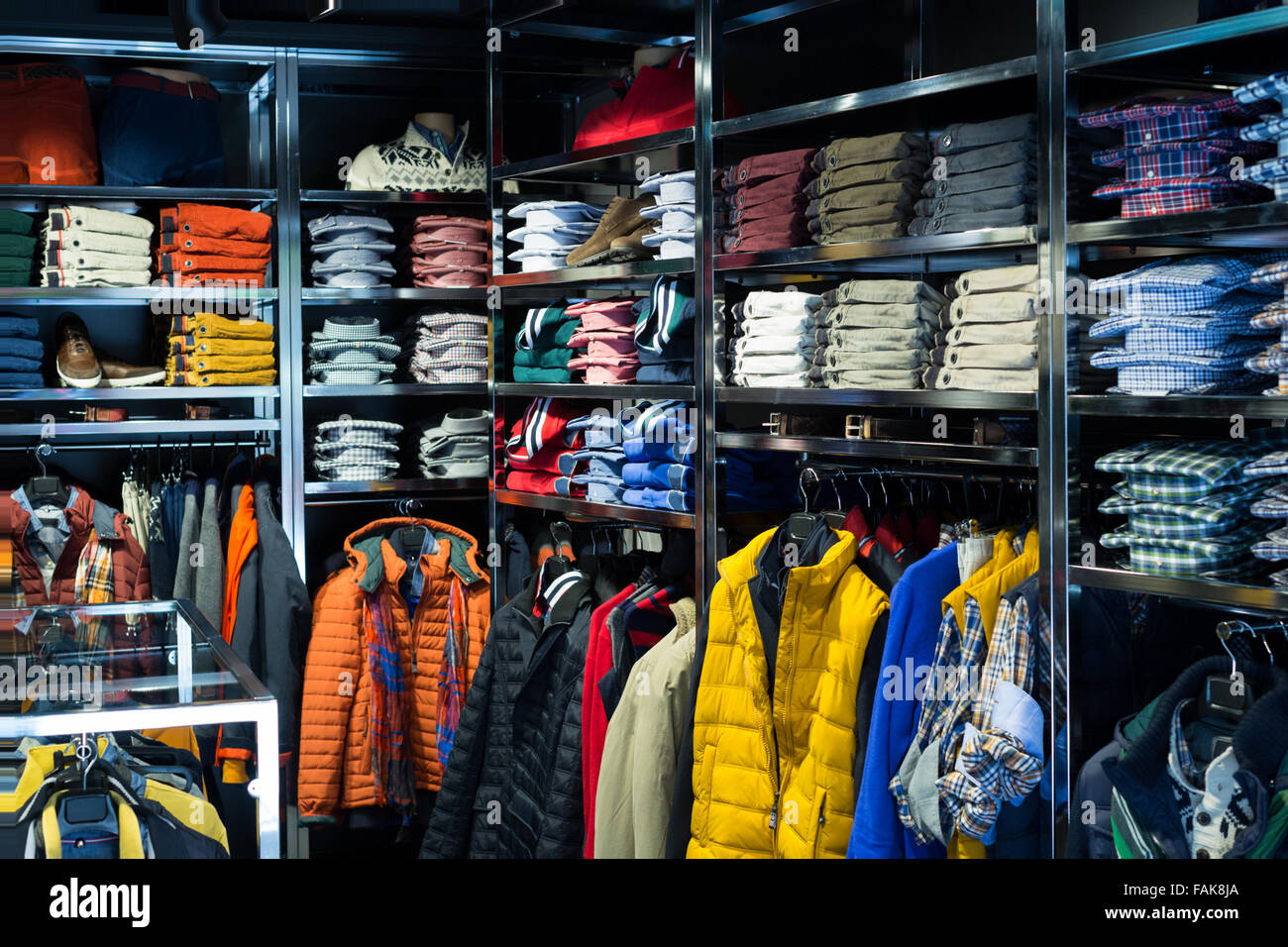 Moda negozio di abbigliamento con camicie da uomo Foto stock - Alamy