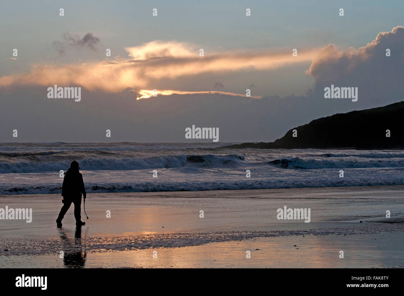 Langland Bay, Swansea, Regno Unito. Regno Unito: Meteo Walkers rendendo più di una interruzione del tempo umido durante le ultime ore di luce solare nel 2015 in Langland Bay vicino a Swansea questo pomeriggio.. Credito: Phil Rees/Alamy Live News Foto Stock